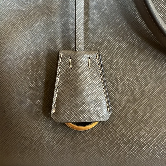 Authentic Prada Saffiano large tote in gray leather - Picture 3 of 12